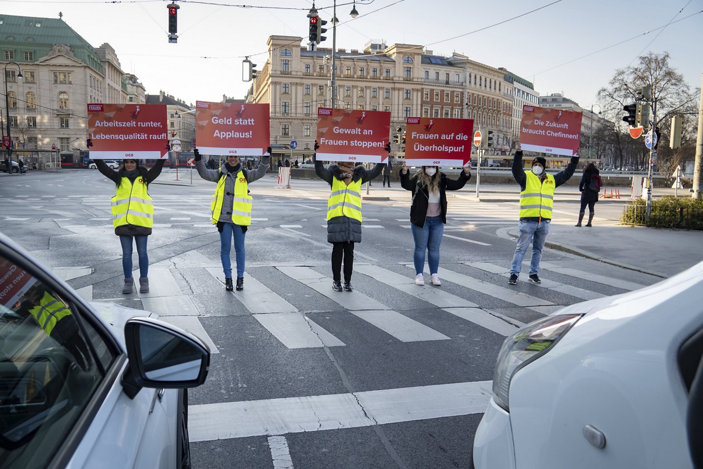 Am Internationalen Frauentag organisierten die ÖGB-Frauen österreichweit Aktionen. Hier am Schottentor in Wien