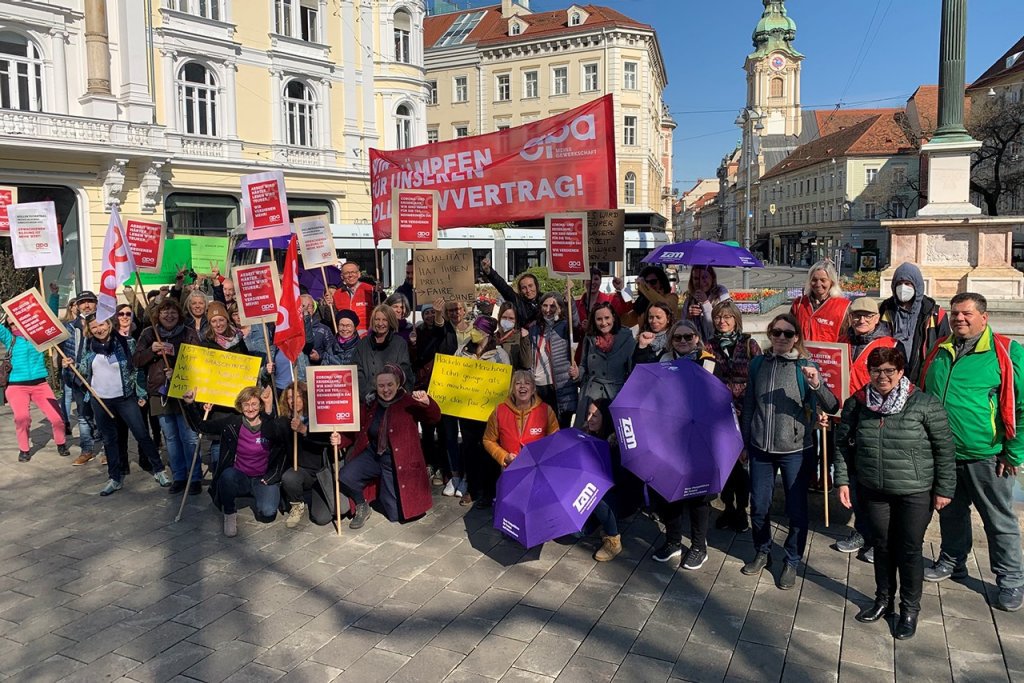 Für mehr Gehalt hielten die ErwachsenenbildnerInnen in Österreich öffentliche Betriebsversammlungen ab. Hier am 20. April 2022 in Graz.