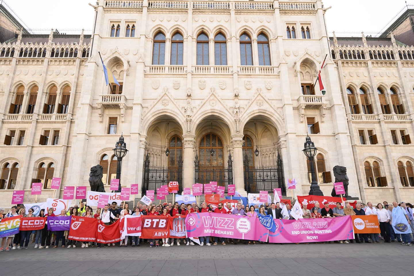 Rund 500 Delegierte beim 6. Europäischen Kongress der Transportarbeiter-Föderation protestierten im Mai 2022 gegen das Union Busting bei der Billigfluglinie Wizz Air. Hier in Budapest. 