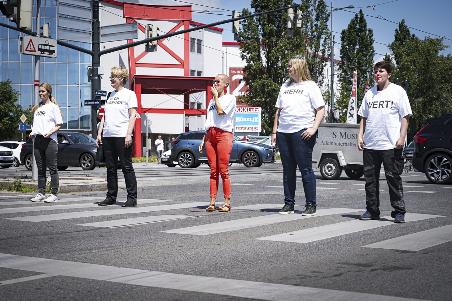 Im Juni 2022 reichte es den TrainerInnen an den überbetrieblichen Bildungseinrichtungen. In einem Flashmob machten sie auf ihre Anliegen aufmerksam. Hier in Wien. 