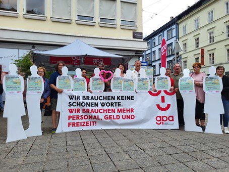 Am 7. Juli 2022 informierten BetriebsrätInnen in Tirol die Bevölkerung über die Missstände in der Pflege.