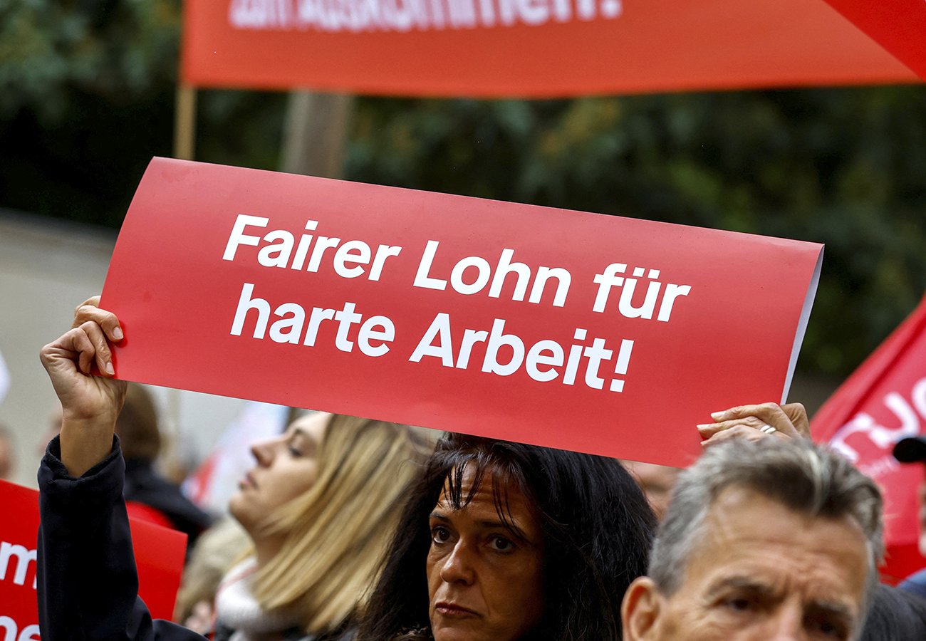 Download von www.picturedesk.com am 07.09.2023 (14:34). A demonstrator marches in a trade union (OeGB) organised protest against surging energy prices and increased living costs and holding a sign that says 'Fair salary for hard work' in Vienna, Austria, September 17, 2022. REUTERS/Lisa Leutner - 20220917_PD5901 - Rechteinfo: Rights Managed (RM) Nur fÃ¼r redaktionelle Nutzung! Werbliche Nutzung erfordert Freigabe: bitte schicken Sie uns eine Anfrage.