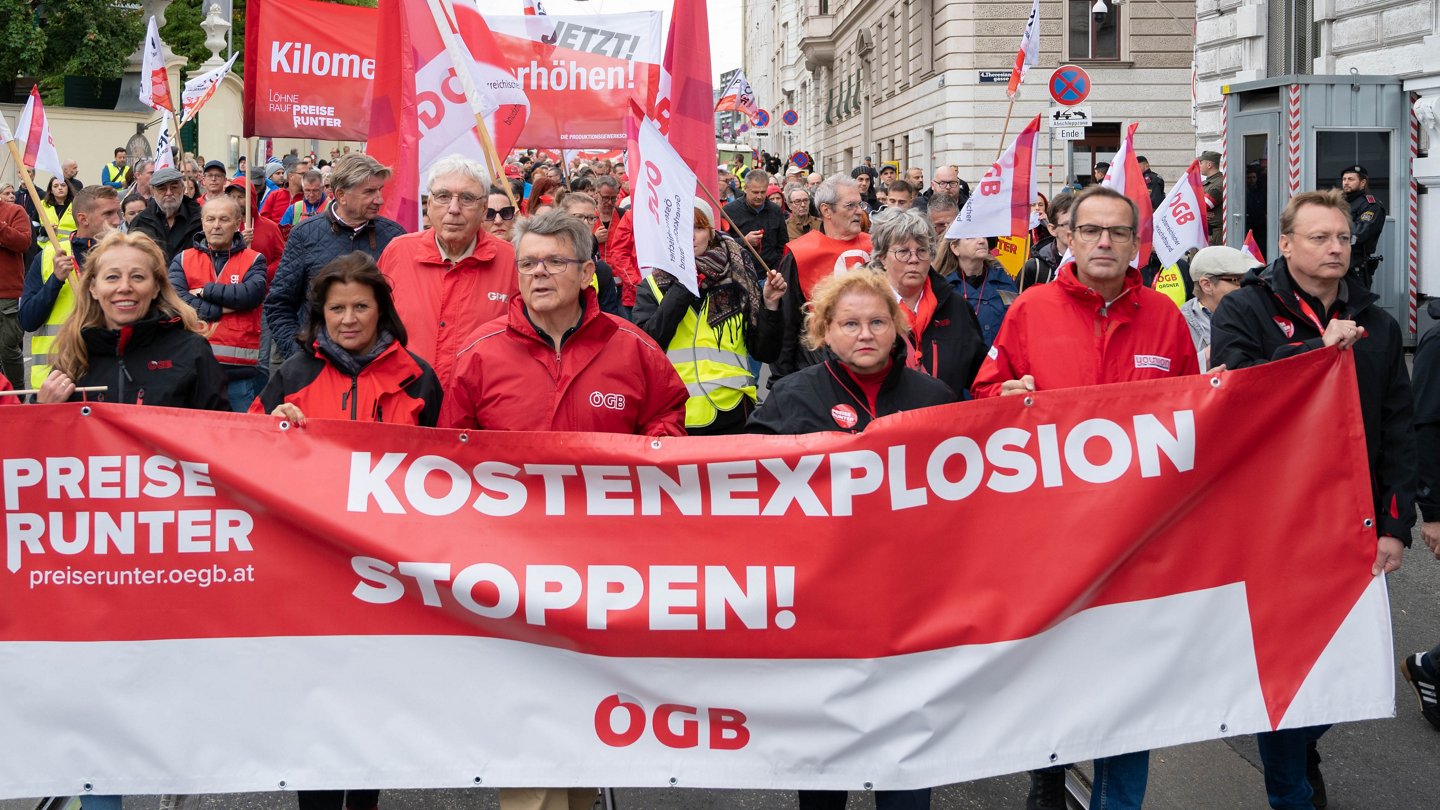 An der Spitze der ÖGB-Demo Preise runter am 17. September 2022 gingen u.a. die leitende ÖGB-Sekreträrin Ingrid Reischl, AK-Präsidentin Renate Anderl, ÖGB-Präsident Wolfgang Katzian, ÖGB-Frauenvorsitzende Korinna Schumann, younion-Vorsitzender Christian Meidlinger und der leitende ÖGB-Sekretär Roland Pichler. Hier in Wien. 