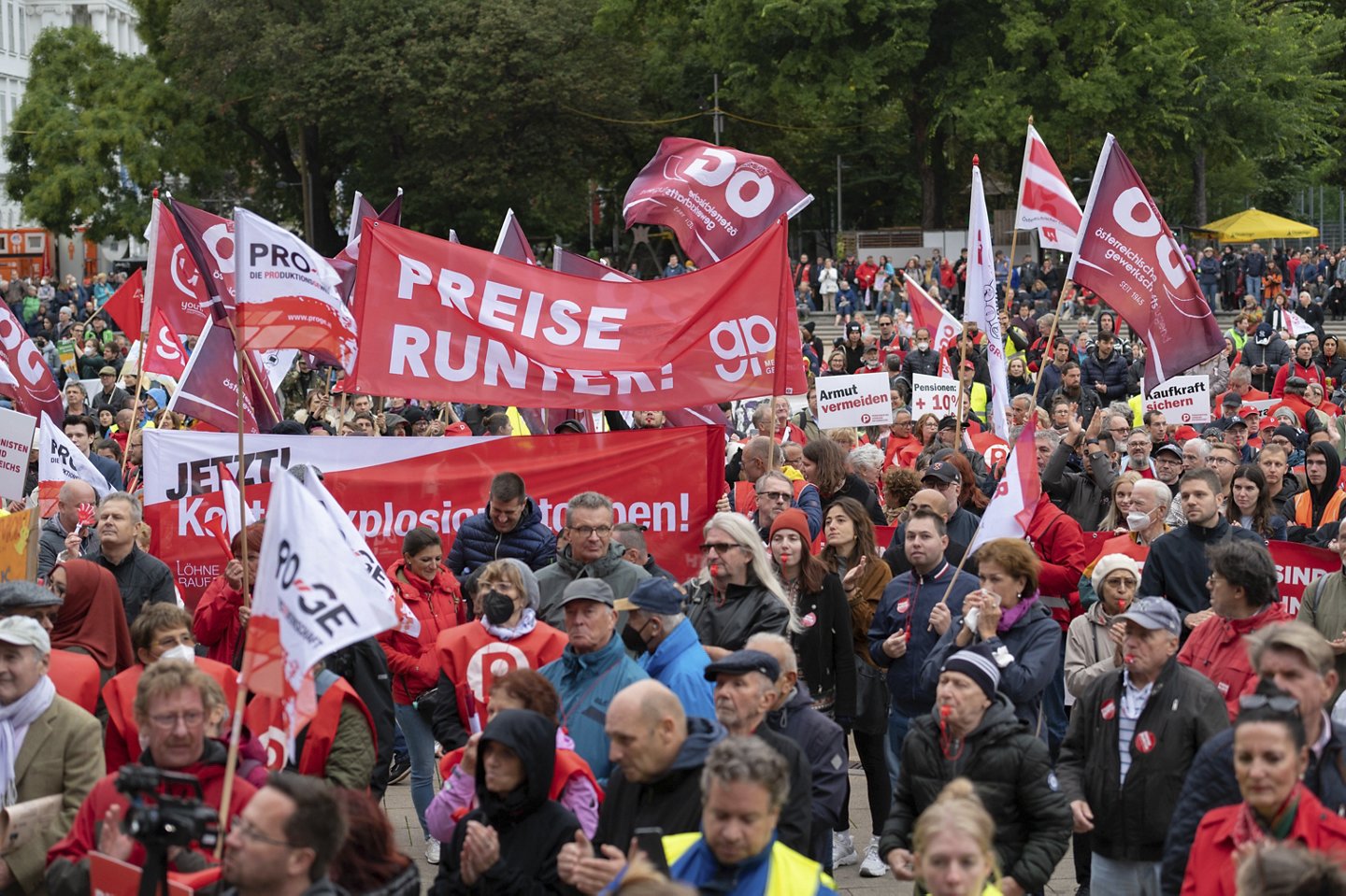 Am 17. September 2022 demonstrierten in ganz Österreich mehr als 32.000 Menschen gegen die Teuerungen und forderten: Preise runter! Hier in Wien