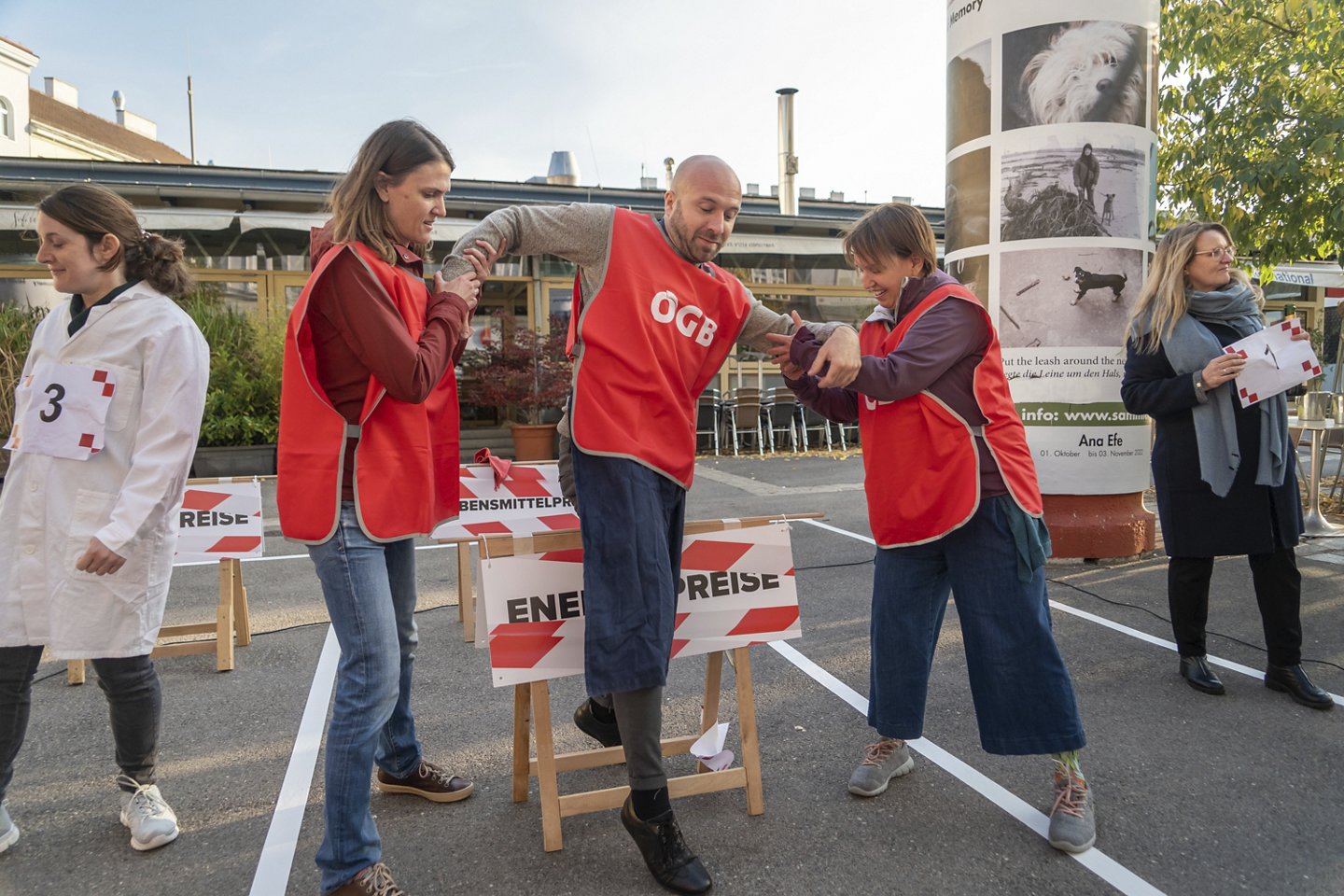 Mitte Oktober 2022 fanden in ganz Österreich Aktionen für eine Preisbremse statt. Hier in Wien, Straßentheater. 