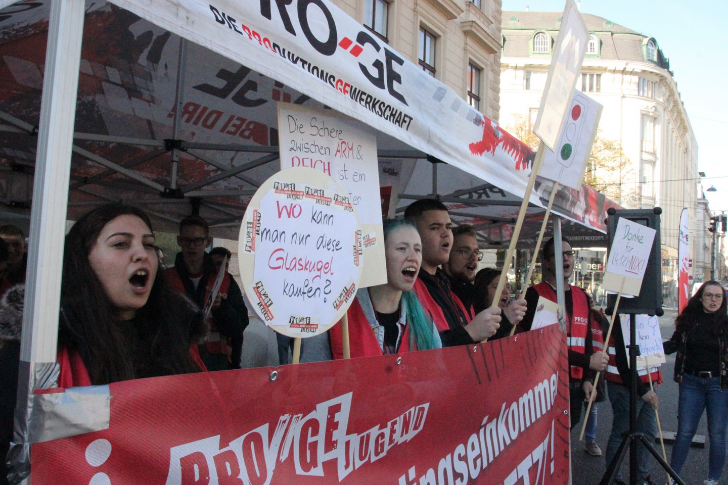 Kundgebung der PRO-GE-Jugend für die Erhöhung des Mindestlehrlingseinkommen im 1. Lehrjahr auf 1000 Euro, am 3. November 2022 in Wien