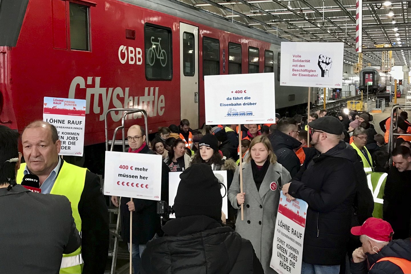 Am 28. November 2022 streikten die EisenbahnerInnen für höhere Löhne. Hier am Matzleinsdorferplatz, Wien