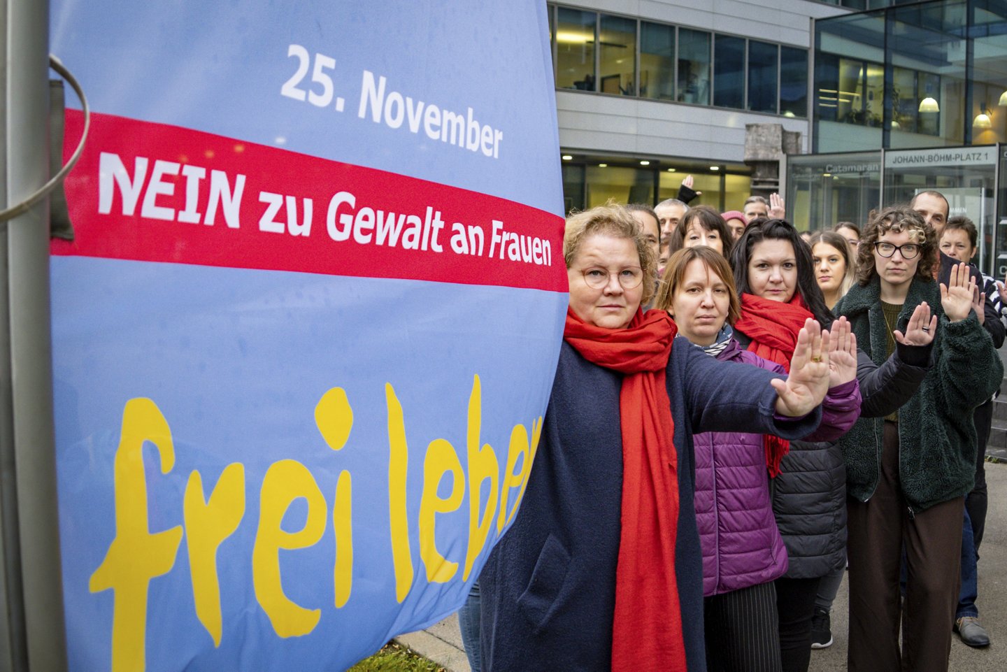 Ab dem 25. November 2022 hing die Flagge „Nein zu Gewalt an Frauen“ für 16 Tage vor der ÖGB-Zentrale in Wien 
