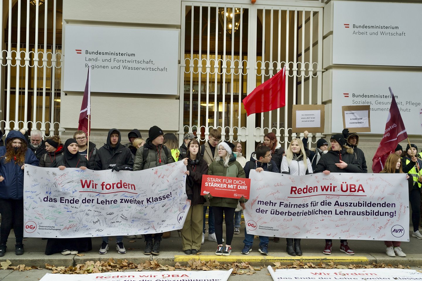 Am 19. Dezember 2022 übergab die ÖGJ dem Bundesministerium für Arbeit einen offenen Brief mit einer langen Liste an Forderungen für Verbesserungen in der überbetrieblichen Ausbildung. 