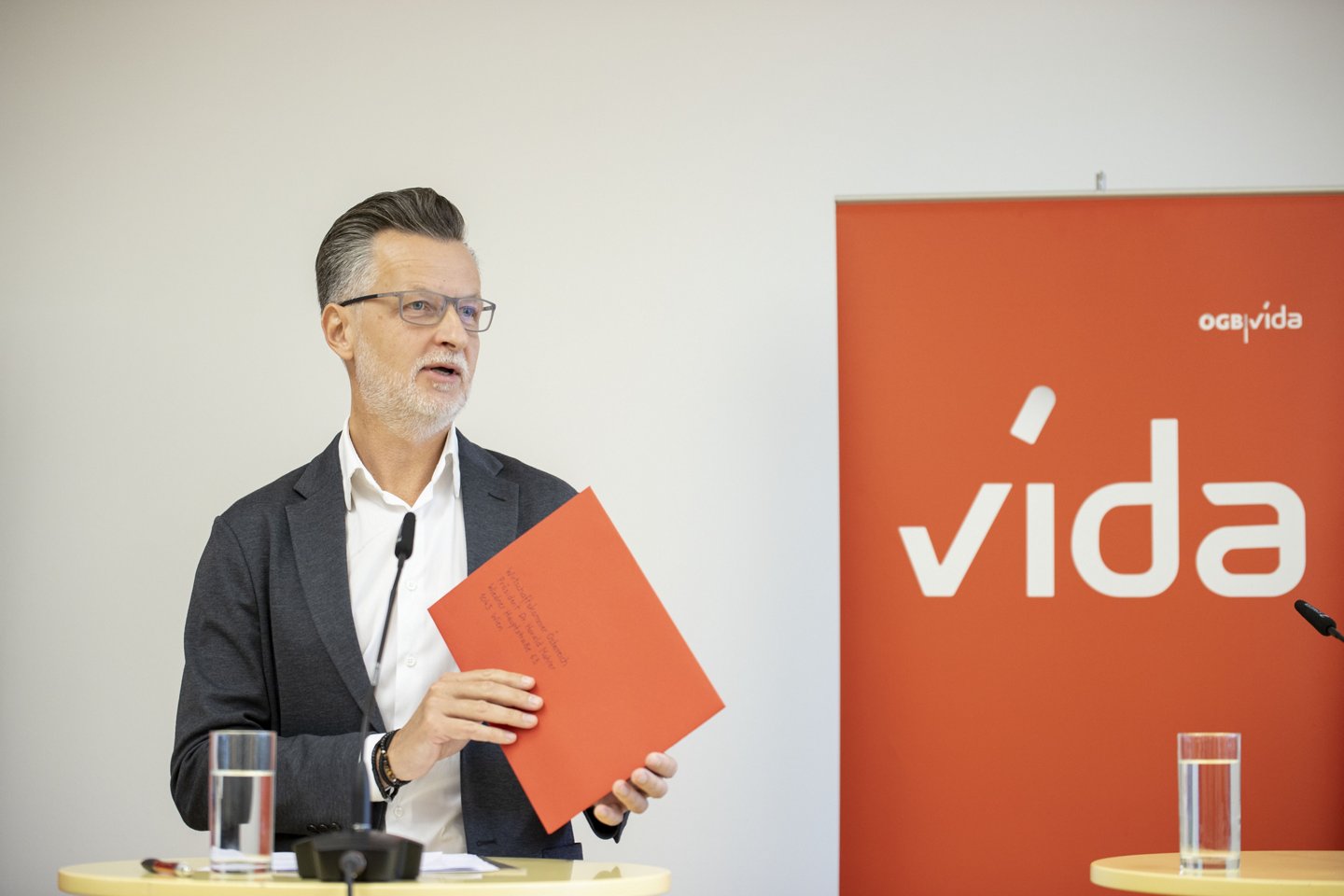 vida-Vorsitzender Roman Hebenstreit bei Pressekonferenz zu Start der Sonder-KV-Verhandlungen