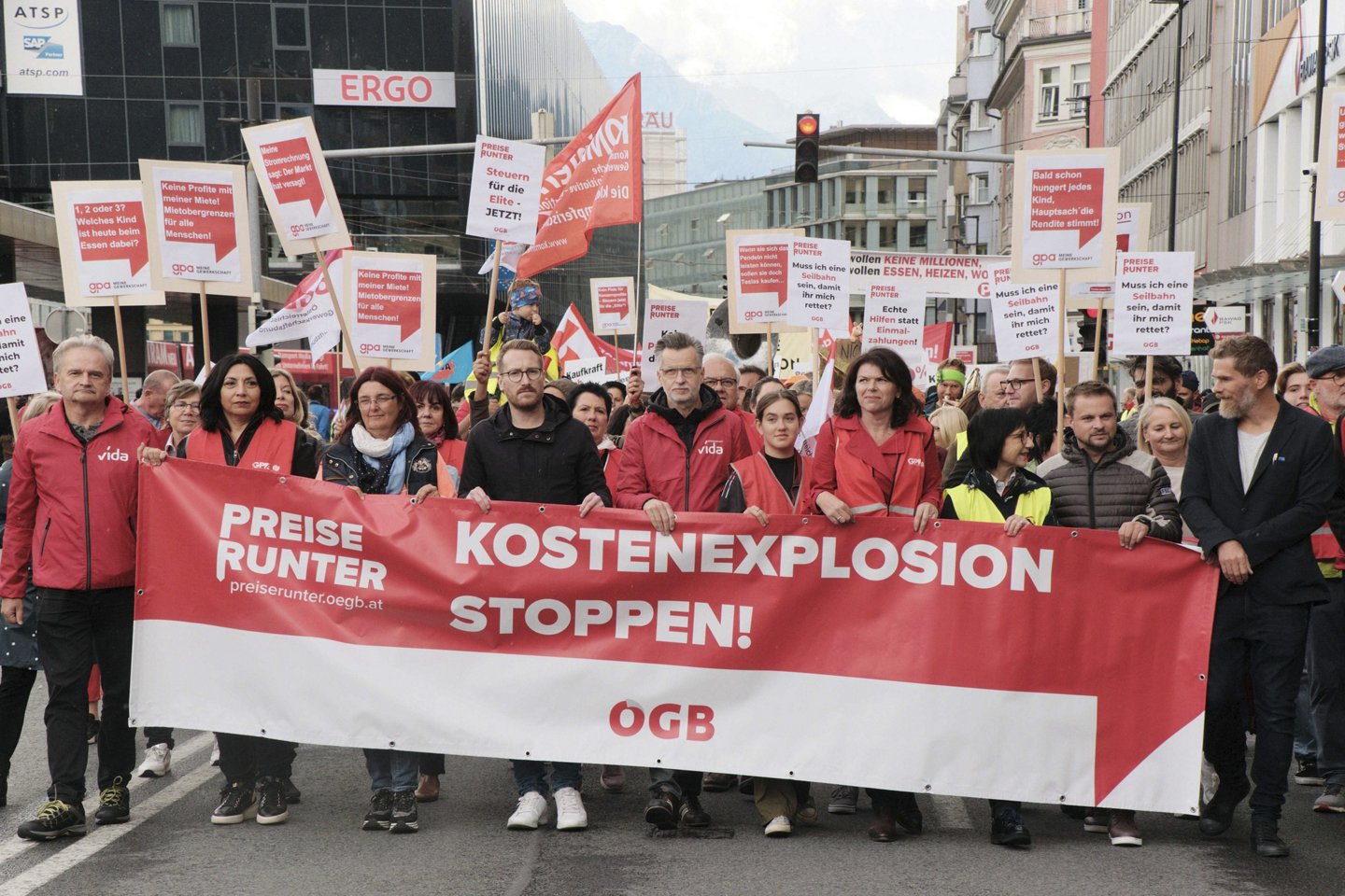 Große "Preise runter!"-Demonstration von ÖGB und Gewerkschaften - hier in Tirol mit vida-Vorsitzendem Roman Hebenstreit