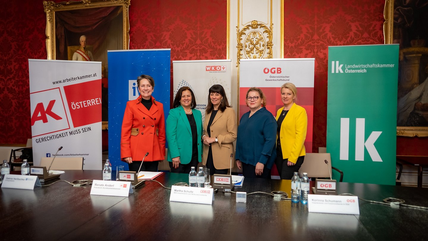 Am 10. Jänner 2023 fand der Kinderbetreuungsgipfel mit den Sozialpartnerinnen statt. V.l.nr. Sabine Herlitschka, AK-Präsidentin Renate Anderl, Vizepräsidentin der Landarbeitskammer Astrid Brunner, ÖGB-Frauenvorsitzende und ÖGB-Vizepräsidentin Korinna Schumann, Martha Schultz (WKÖ)@