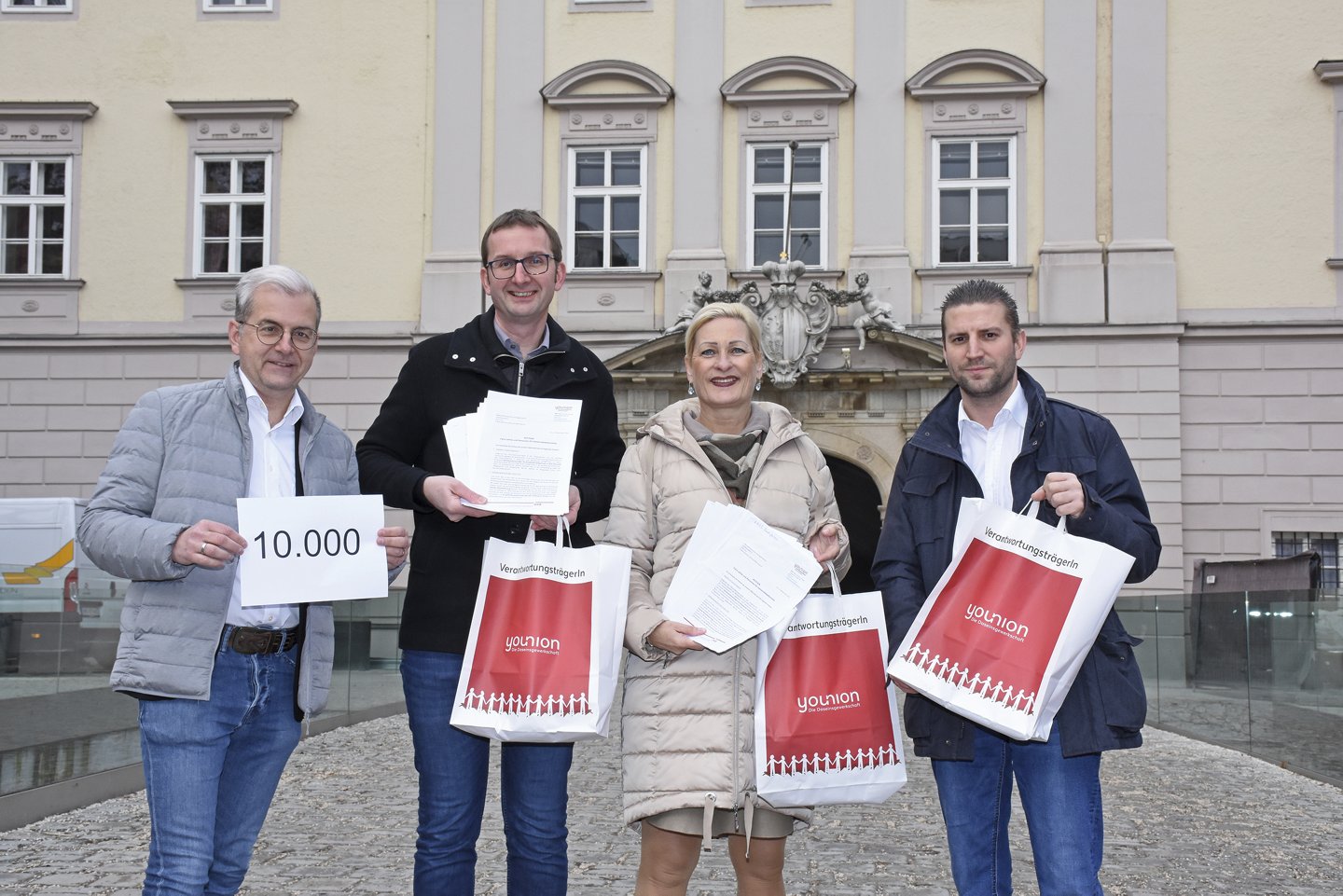 Die Gewerkschaft younion Oberösterreich übergab eine von 10.000 unterschriebene Petition an den Landtag. V.l.n.r. Peter Steinerberger, Christian Jedlinger, Karin Decker, Mario Kalod@younion OÖ.