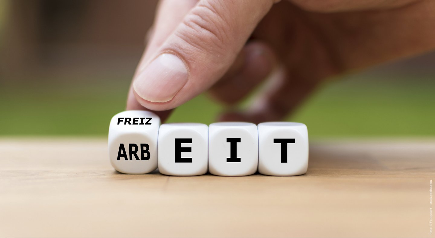 Würfel mit der Aufschrift Arbeit und Freizeit