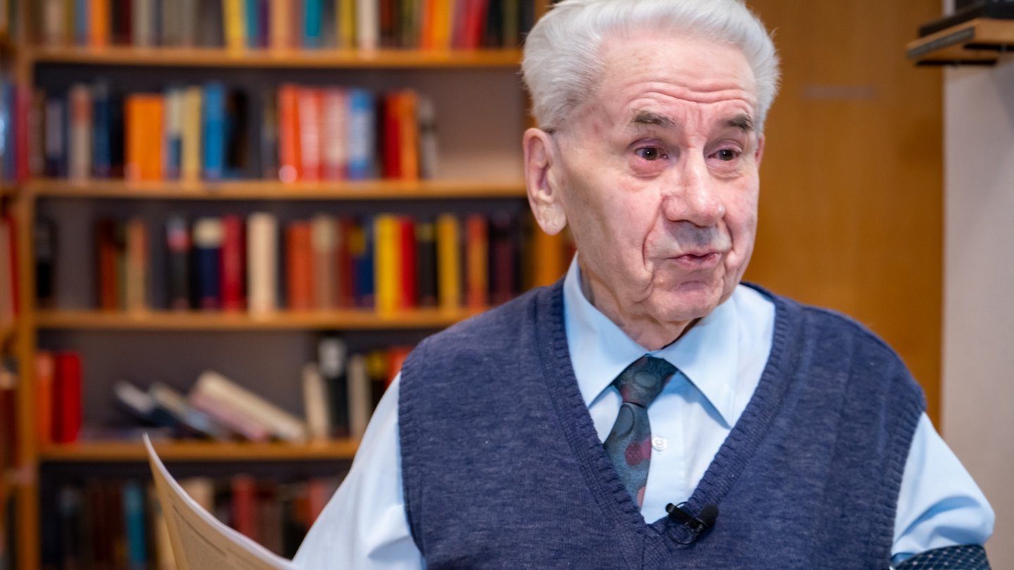 Der leidenschaftlichste Bibliothekar der Welt? Johann Darnhofer, mit 97 Jahren, in der ÖGB-Bibliothek in Weiz, 2023