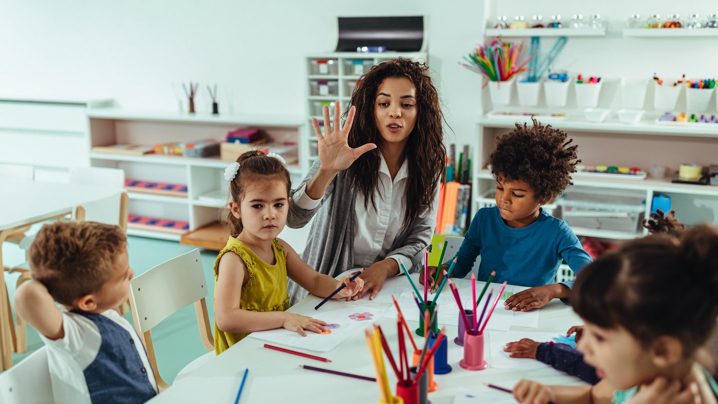 Kindergärtnerin mit Kindern