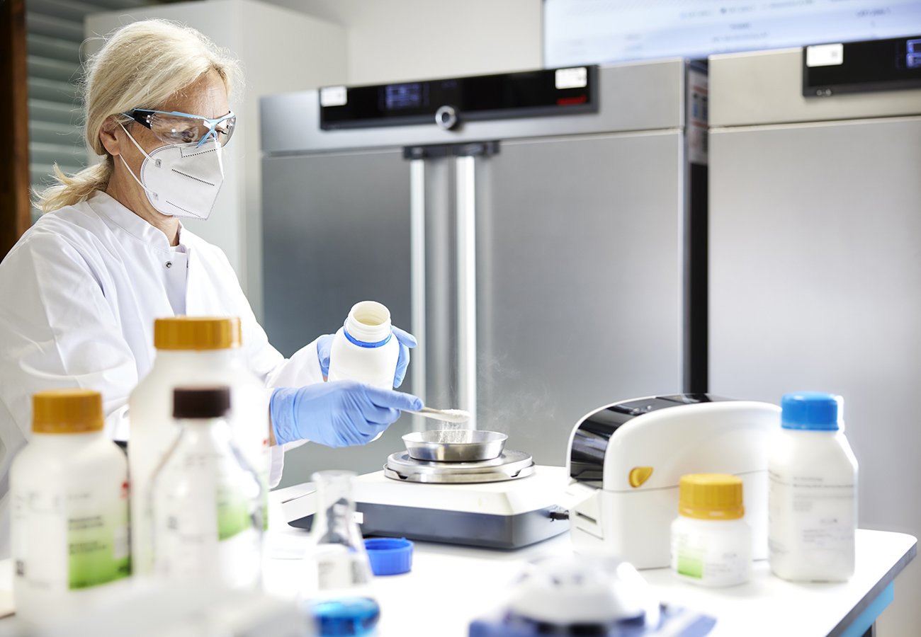 Download von www.picturedesk.com am 07.09.2023 (13:55). Scientist measuring chemical on weighing scale in laboratory - 20230509_PD19920 - Rechteinfo: Royalty Free (RF) Model Released