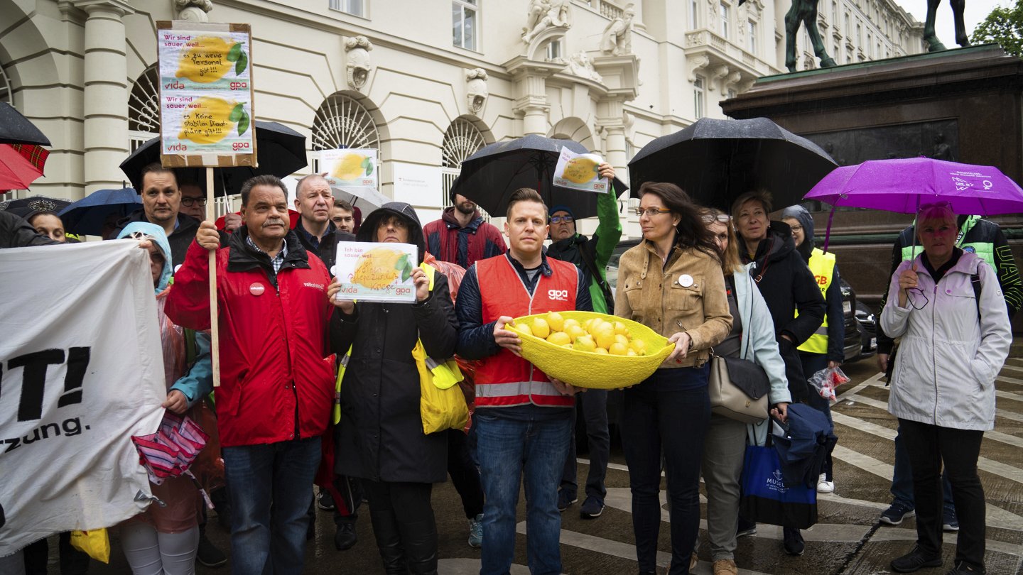 Anlässlich des Tags der Pflege (12. Mai 2023) übergaben Demonstrierende Zitronen an die Bundesregierung