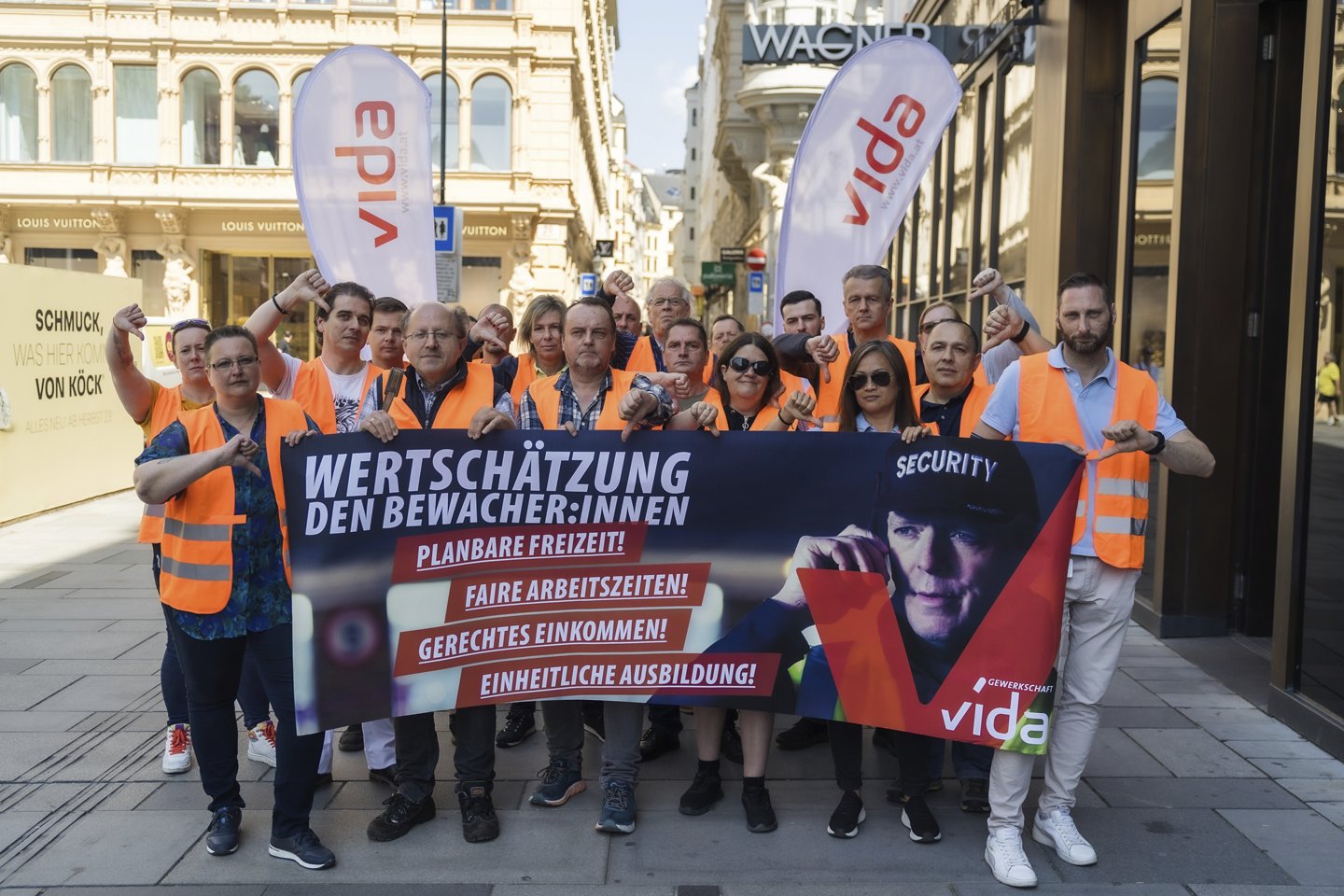 Wertschätzung und mehr Lohn forderten die Bewacher:innen in Wien © cardes production.