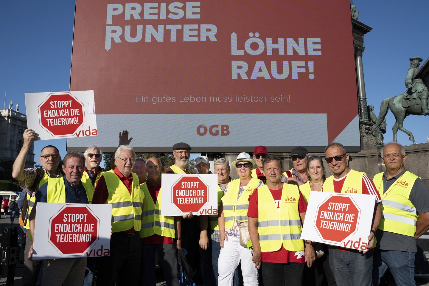 Am 20. September 2023 formten Gewerkschafter:innen eine Menschenkette um das Parlament. Ihre Forderung war: „Preise runter! Löhne rauf!“ 