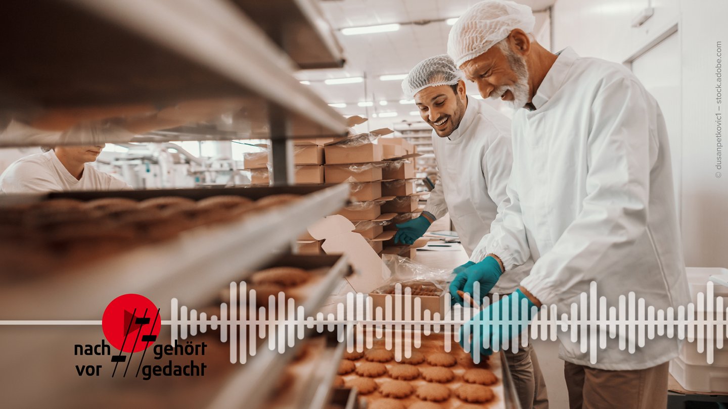 Zwei Arbeitskräfte in einer Bäckerei