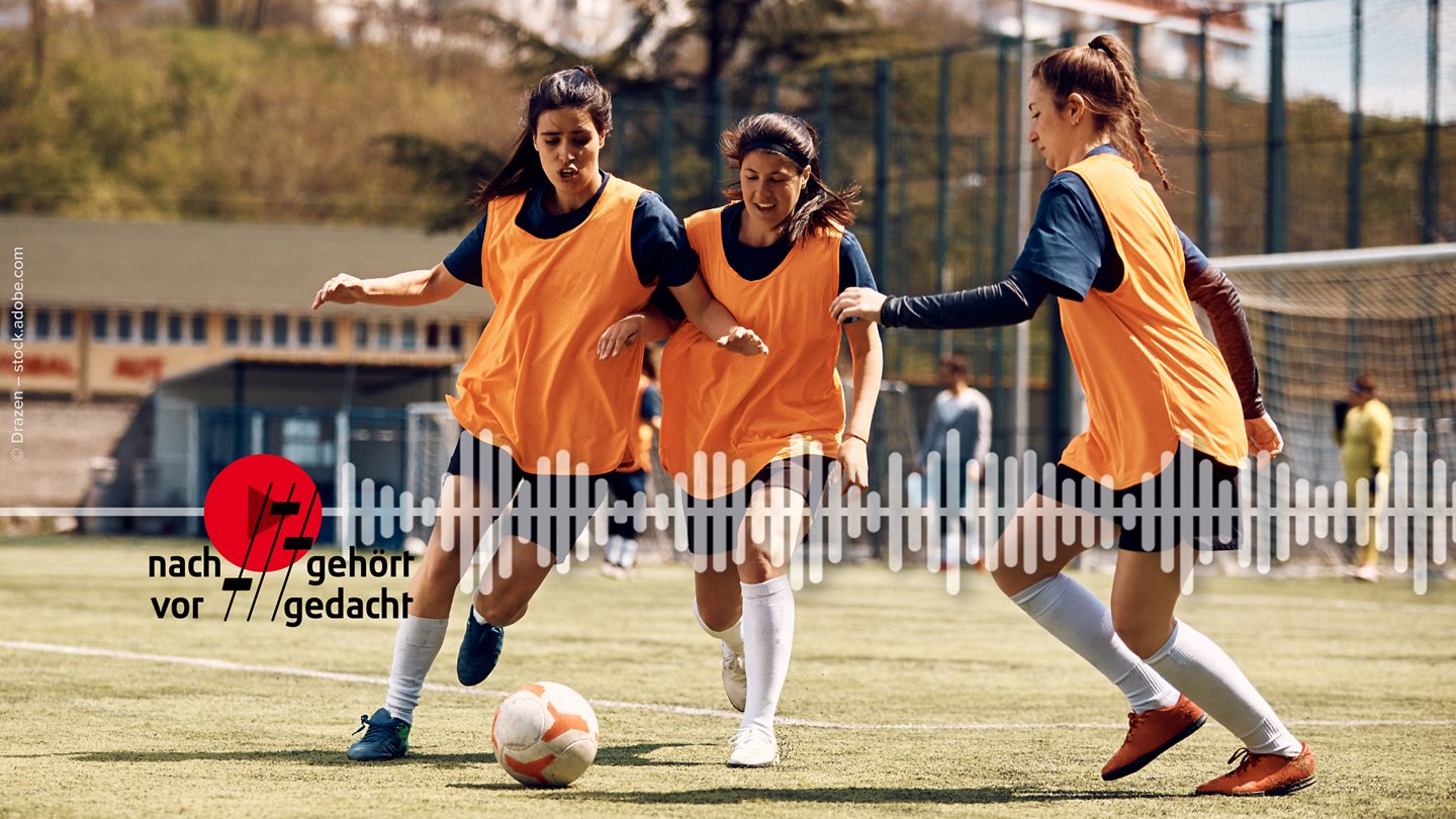 Drei Frauen spielen zusammen Fußball