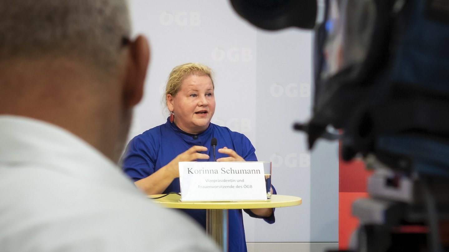 ÖGB-Vizepräsidentin Korinna Schumann spricht
