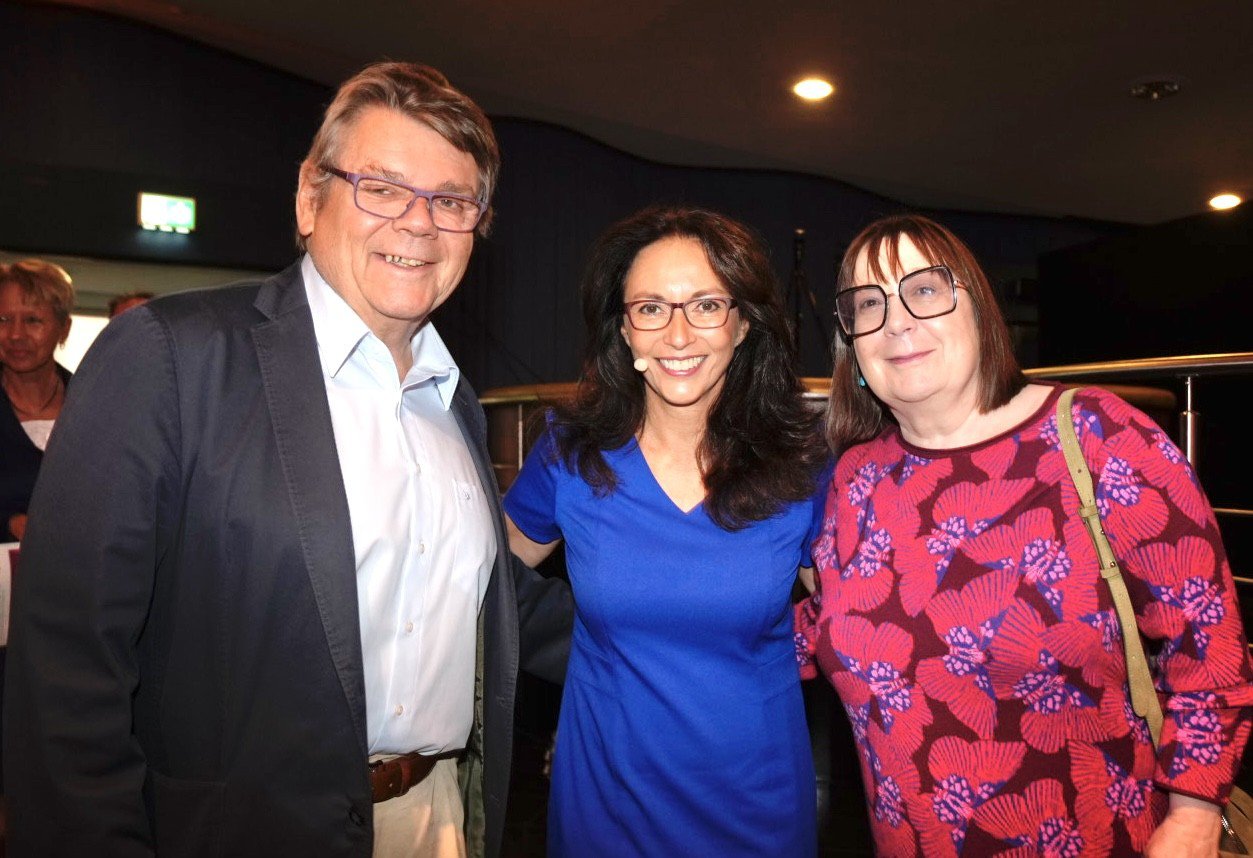 Wolfgang Katzian und EGB-Generalsekretärin Esther Lynch (rechts) gratulieren der DGB-Vorsitzenden Yasmin Fahimi beim Festakt in Berlin am 13.10.