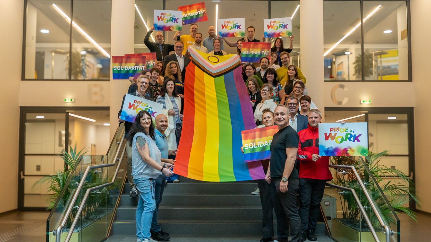 Viele Menschen mit PRIDE-Fahne