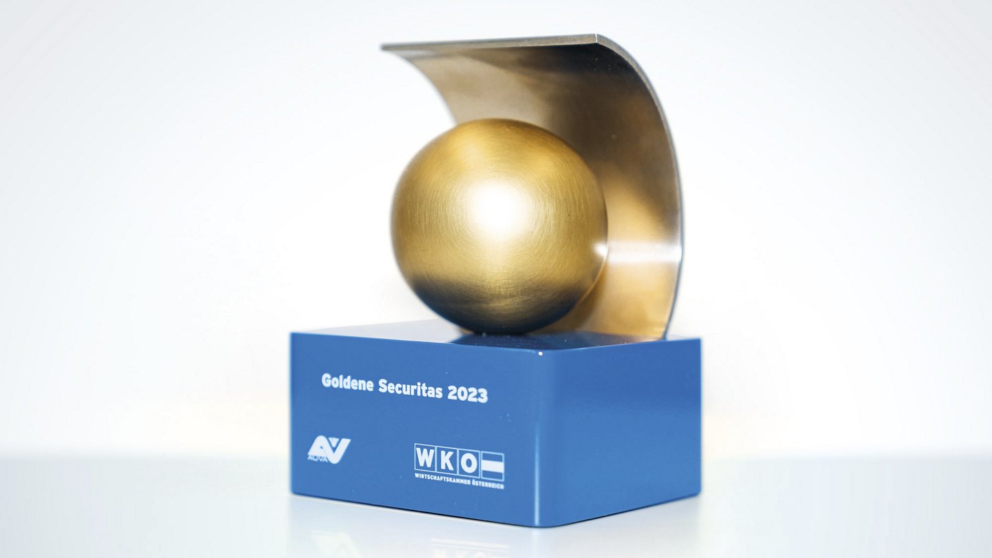 der Pokal der Goldenen Securitas 2023, ein goldener Ball auf blauem Sockel