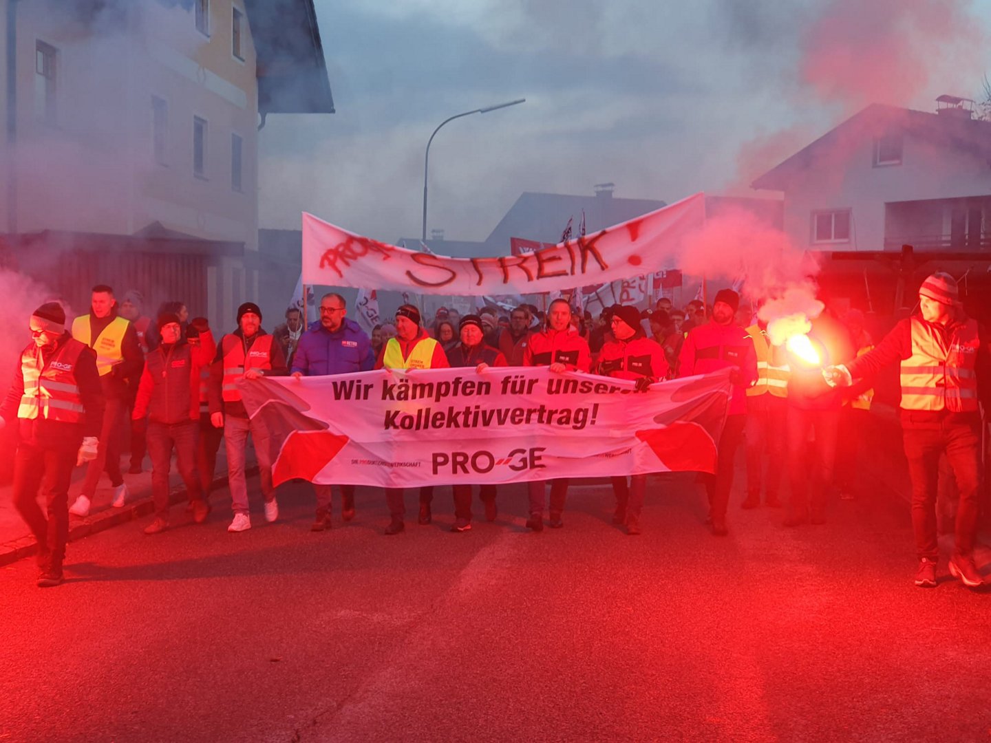 600 Metaller der Betriebe Bosch und EMCO verliehen beim Protestmarsch durch Hallein zu Beginn eines 24-stündigen Streiks ihrem Unmut Ausdruck © GPA