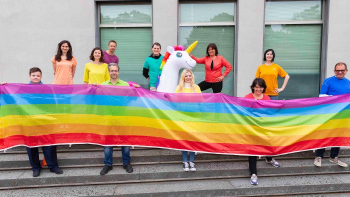 Regenbogenfahne in der Arbeiterkammer