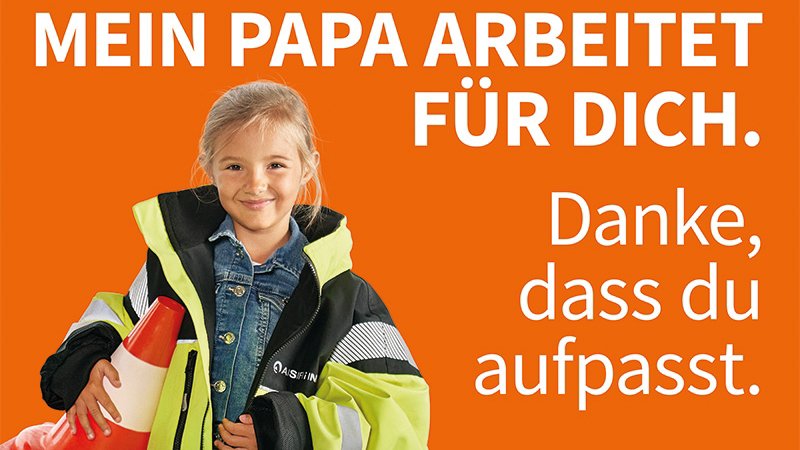 ein Plakat an einer Straße mit der Aufschrift: meine Mama arbeitet für dich. Danke, dass du aufpasst. ASFINAG, darauf ist ein Mädchen mit Schutzweste und einem Huterl zu sehen.