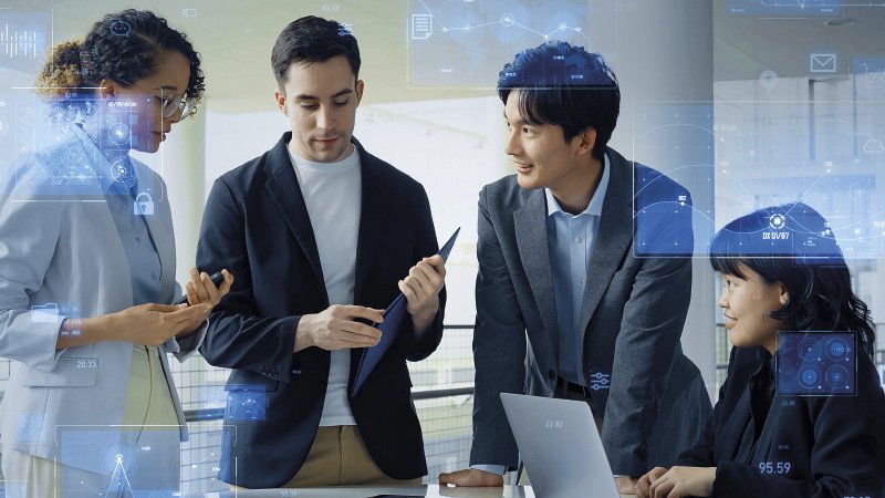 Vier Personen diskutieren an einem Tisch über digitale Strategien und Datenanalysen.