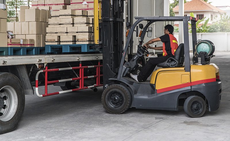 ein Gabelstapler entlädt einen LKW