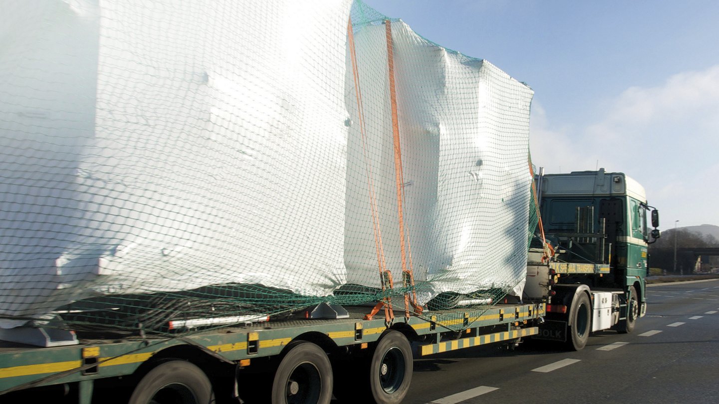 Transport von großen Gütern auf einem Sattelschlepper