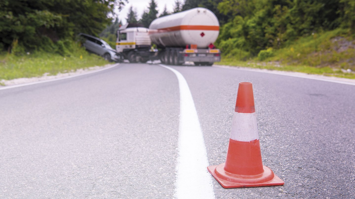 ein Unfall mit PKW und LKW