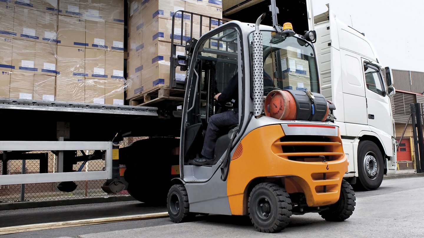 ein Gabelstapler entlädt einen LKW