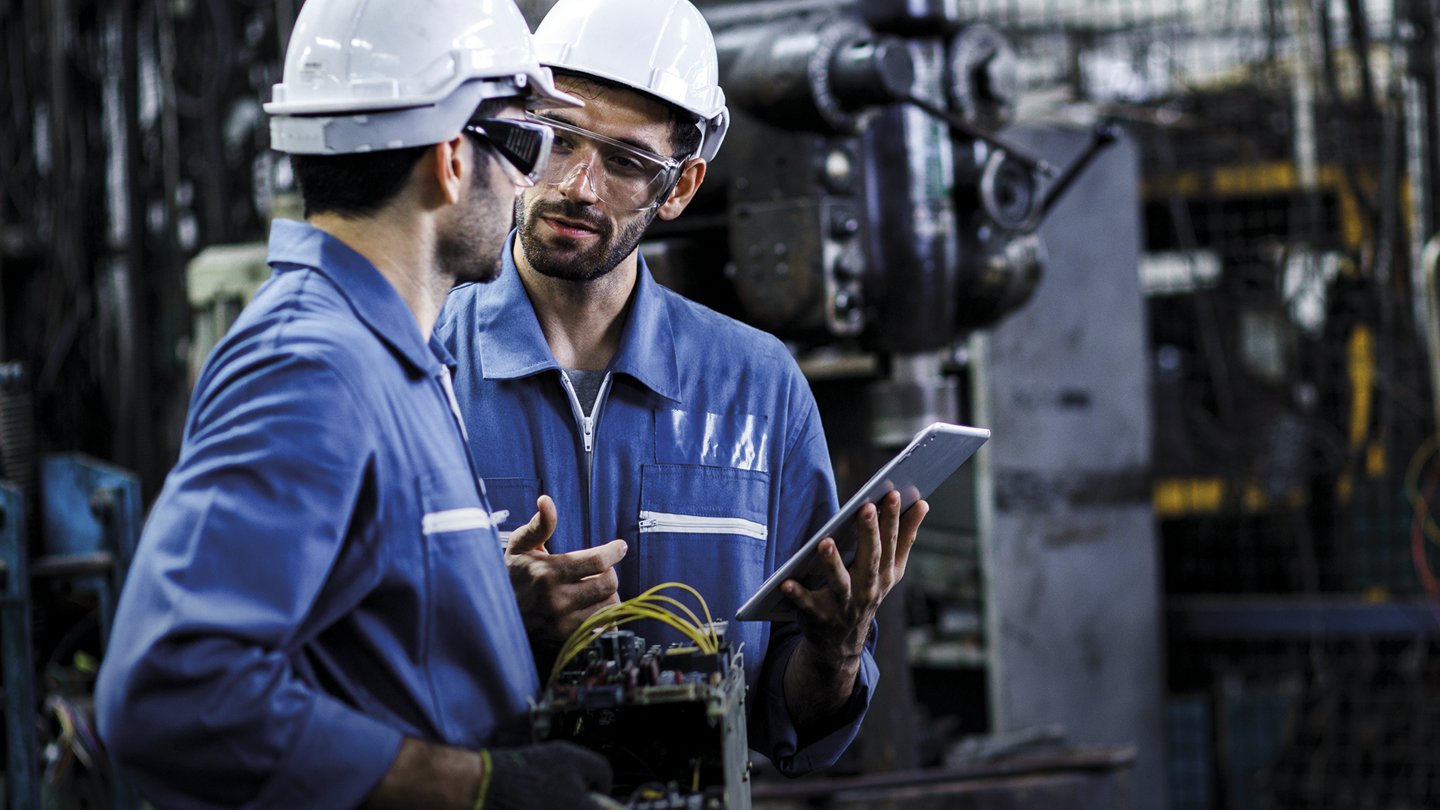 Zwei Industriearbeiter in Schutzkleidung