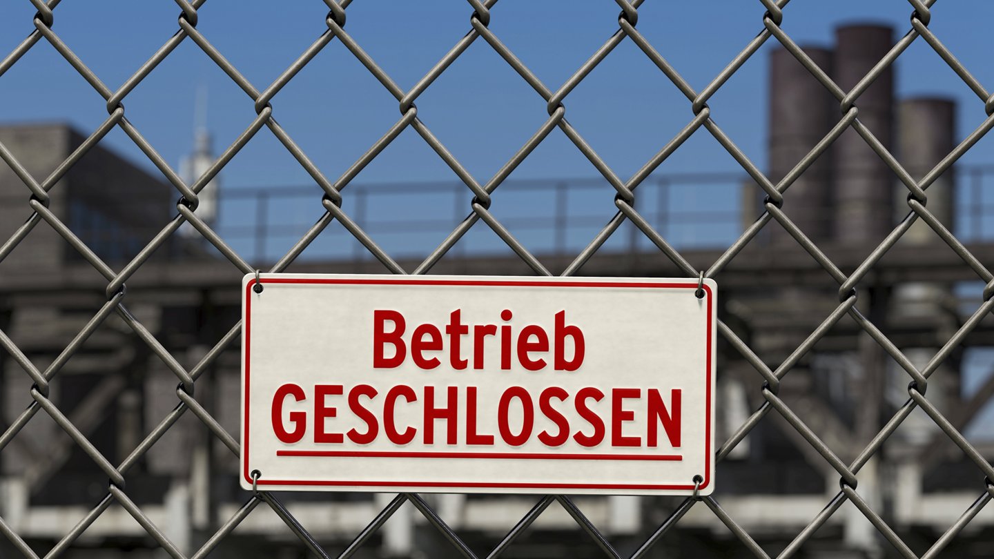 Pleite, Konkurs, bankrott, Betrieb, Firma, Unternehmen, Pleitewelle, Rezession, Krise, Wirtschaft, Fabrik, Schild, Wirtschaftskrise, Corona, Coronakrise, Insolvenzantrag, Betriebsschließung, Industrie, Werk, Betriebspleite, Stilllegung, Insolvenz, Gefahr, Wettbewerb, unwirtschaftlich, unrentabel, arbeitslos, wirtschaftliche, Zaun, Werksschließung, schließt, geschlossen, Deutschland, Hinweis, Betriebsgelände, Wort, Text, Arbeitslosigkeit, Werksschliessung, abgesperrt, Buchstaben, Crash, Mittelstand, Schließung, Konzern, Gefahr, Angst, Infoschild, Hinweisschild, Österreich, Hintergrund, Symbolbild, 