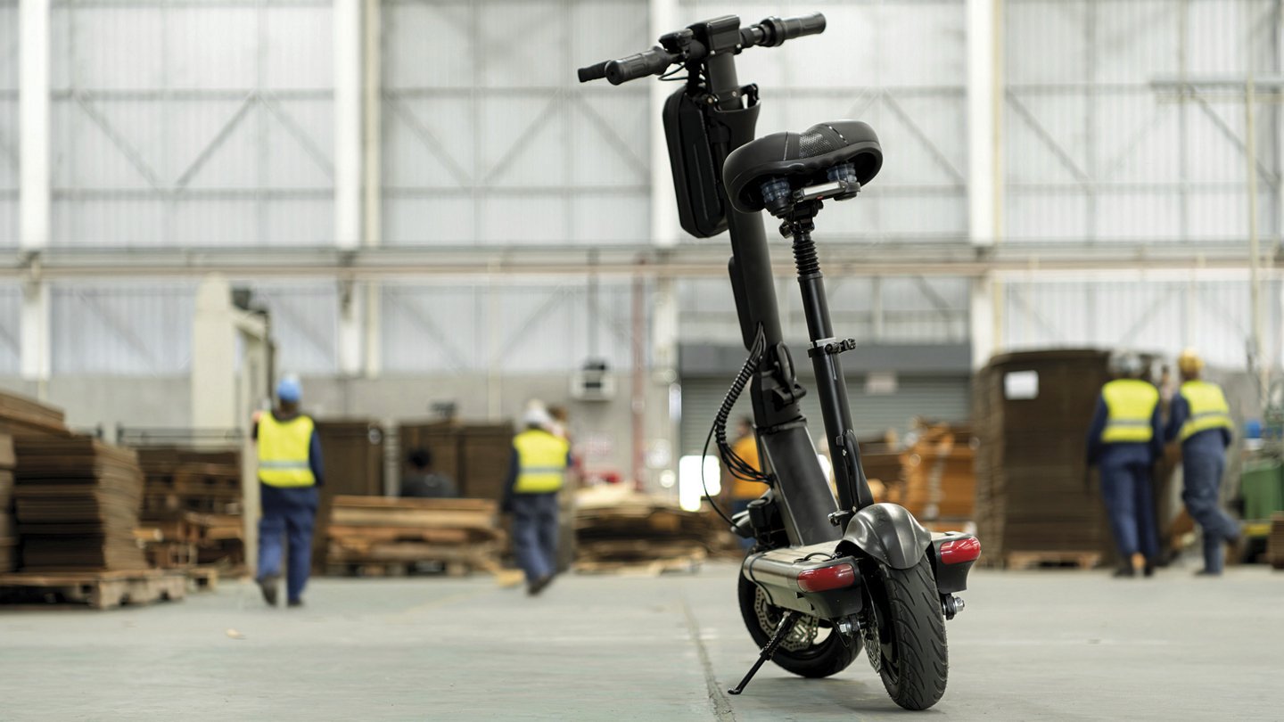 ein E-Scooter in einer großen Halle