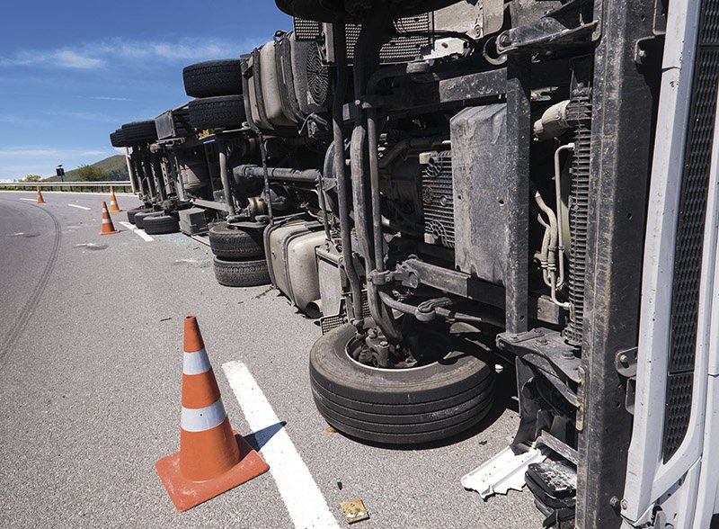 ein LKW, der seitlich umgefallen ist, Die Unfallstelle ist abgesichert