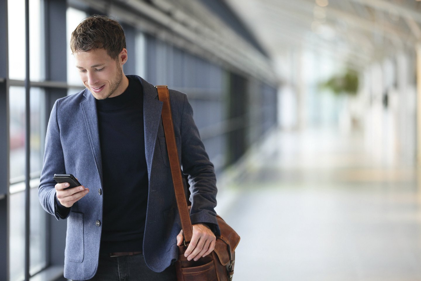 Mann mit Smartphone