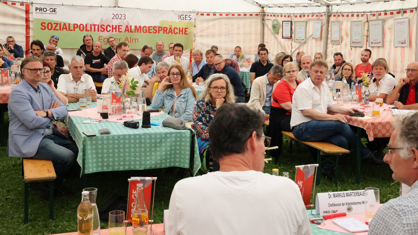 Publikum im Zelt