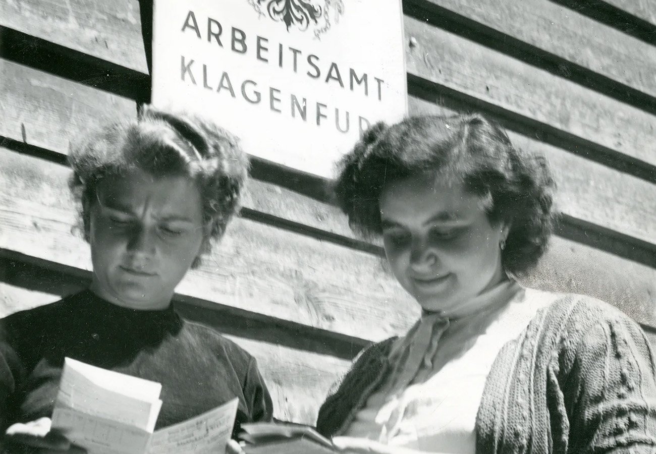 Arbeitslosenauszahlung an Schneiderinnen 1952