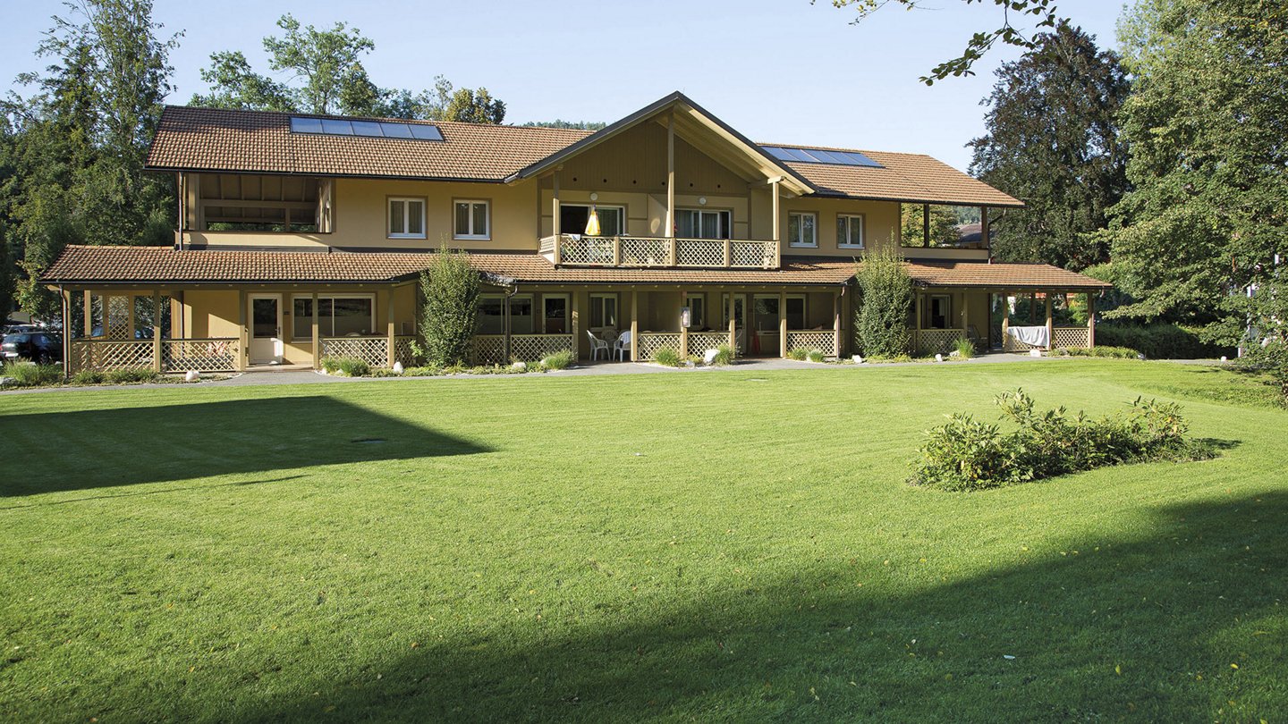 Parkappartements Haus 1, Außenansicht mit Spielwiese davor