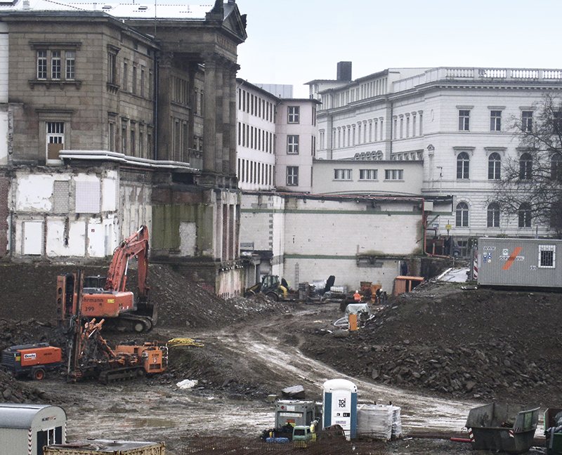 Großbaustelle mit Bagger und Gebäuden