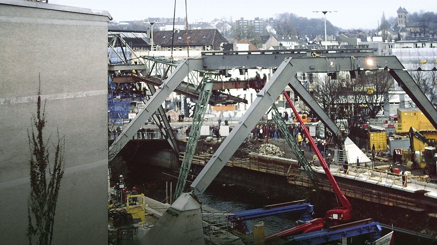 Großbaustelle mit schwerem Gerät und Stahlkonstruktion