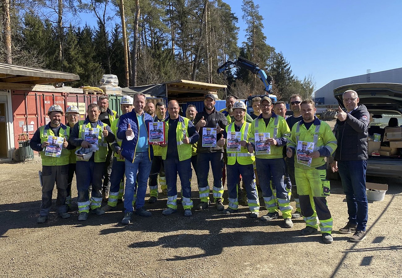 Nach erfolgreichen KV-Verhandlungen erfahren die GBH-Mitglieder sofort über SMS und Websites von den Lohnerhöhungen. GBH-Mitarbeiter:innen sind außerdem in ganz Österreich auf Baustellen und in Betrieben unterwegs, um die Kolleg:innen zu informieren.