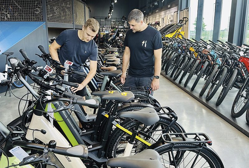 zwei junge Männer inmitten von vielen Fahrräden